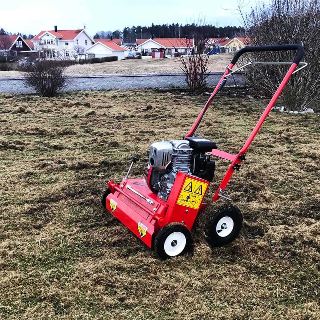 Motordriven vertikalskärare för att riva bort gräs och mossa
