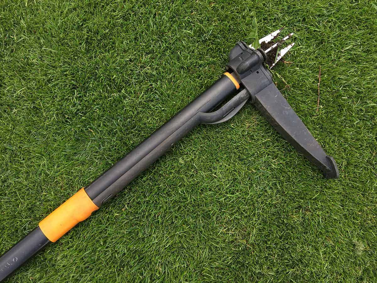 Bli av med ogräs med en Fiskars ogräsplockare