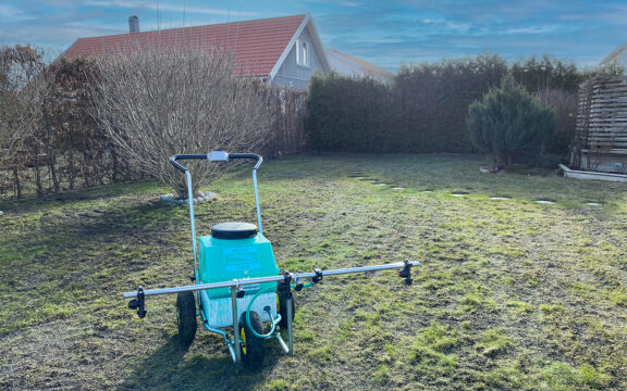Gödsla gräsmattan med flytande gödsel för att ge näring i jorden