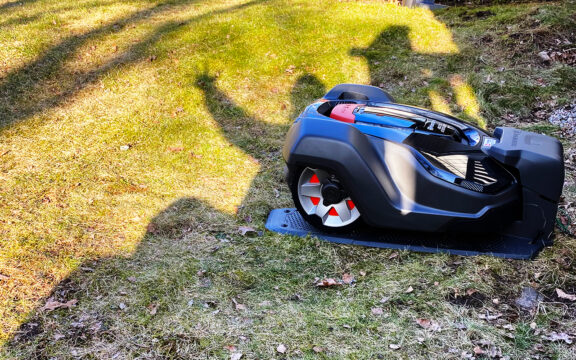 Uppstart av robotgräsklippare på våren