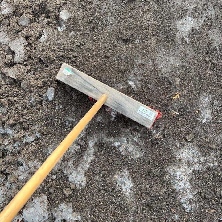Täck is med jord för att smälta bort isen på gräsmattan.
