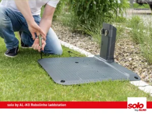 Solo by AL-KO Robolinho laddstation fäst i marken med 5 markskruvar.
