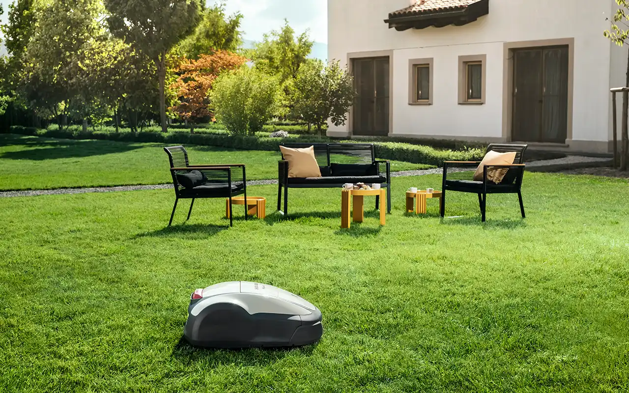 Honda Miimo robotgräsklippare navigerar sig runt på en gräsmatta med hinder.