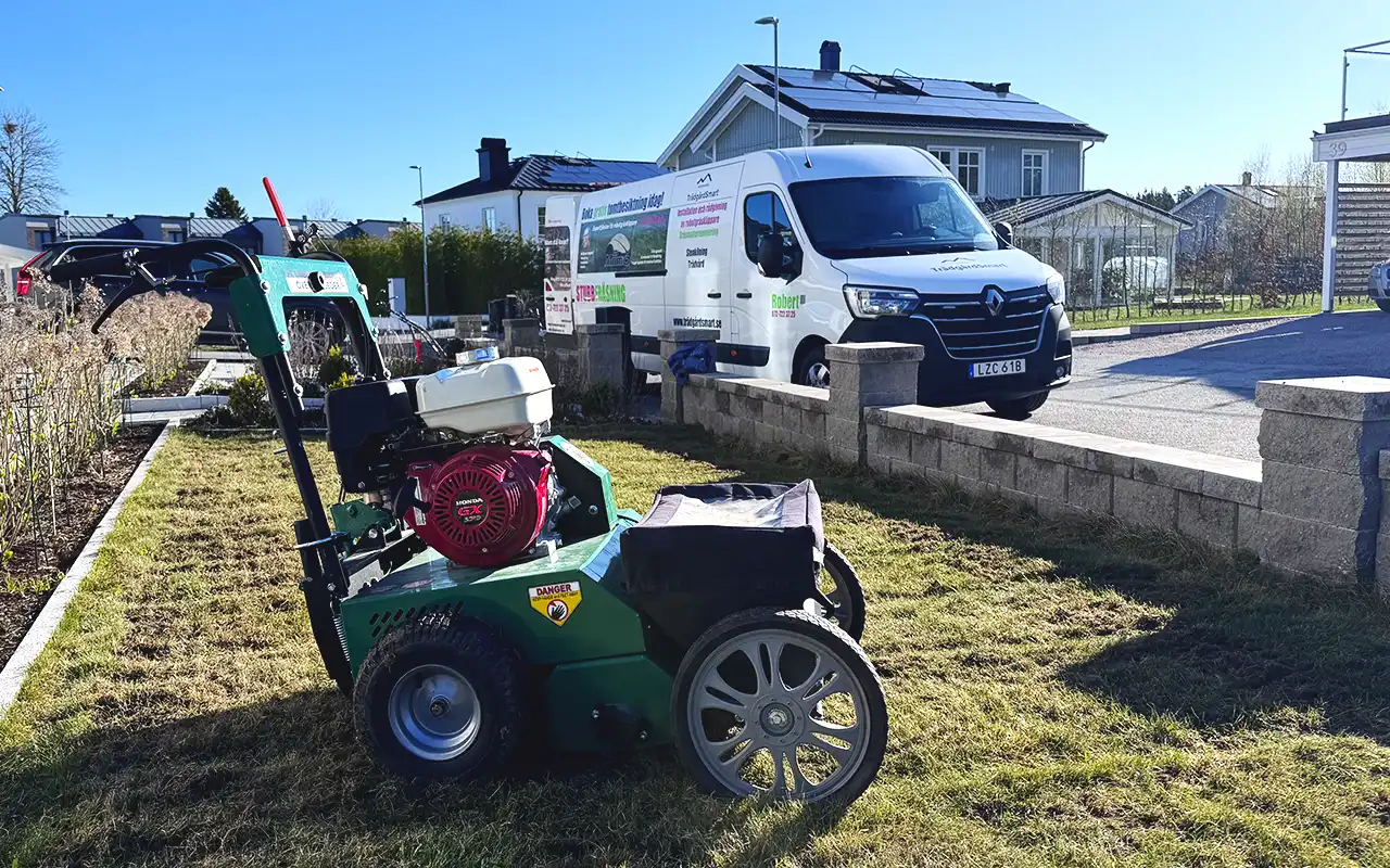 Stödsådd av gräsmattan med maskin