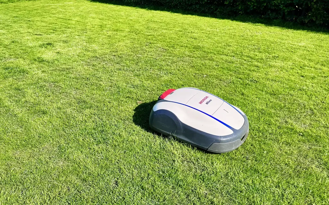 Honda Miimo robotgräsklippare klipper gräsmattan under sommaren