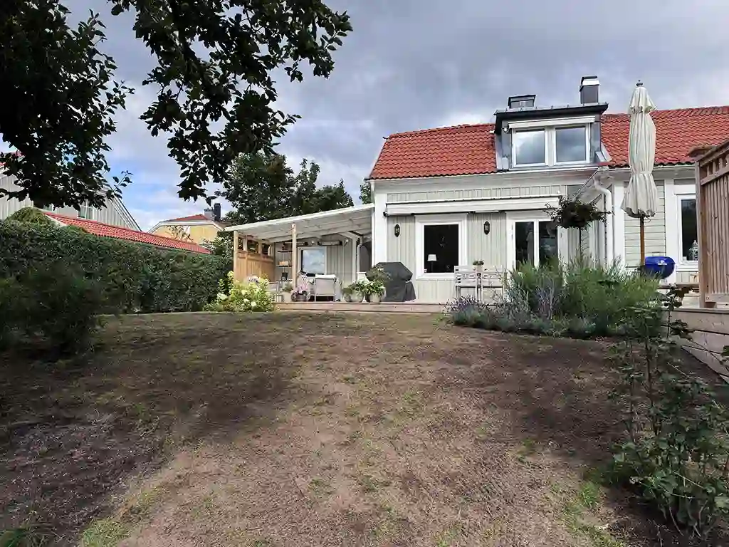Renoverad gräsmatta i Täby där vi har använt vår Dressraka XL.