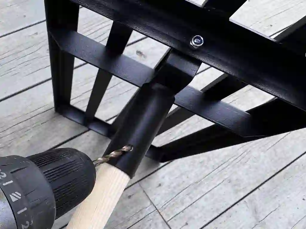 Monteringen av Jem & Fix dressraka kräver att du själv borrar hål i träskaftet för att fästa det.
