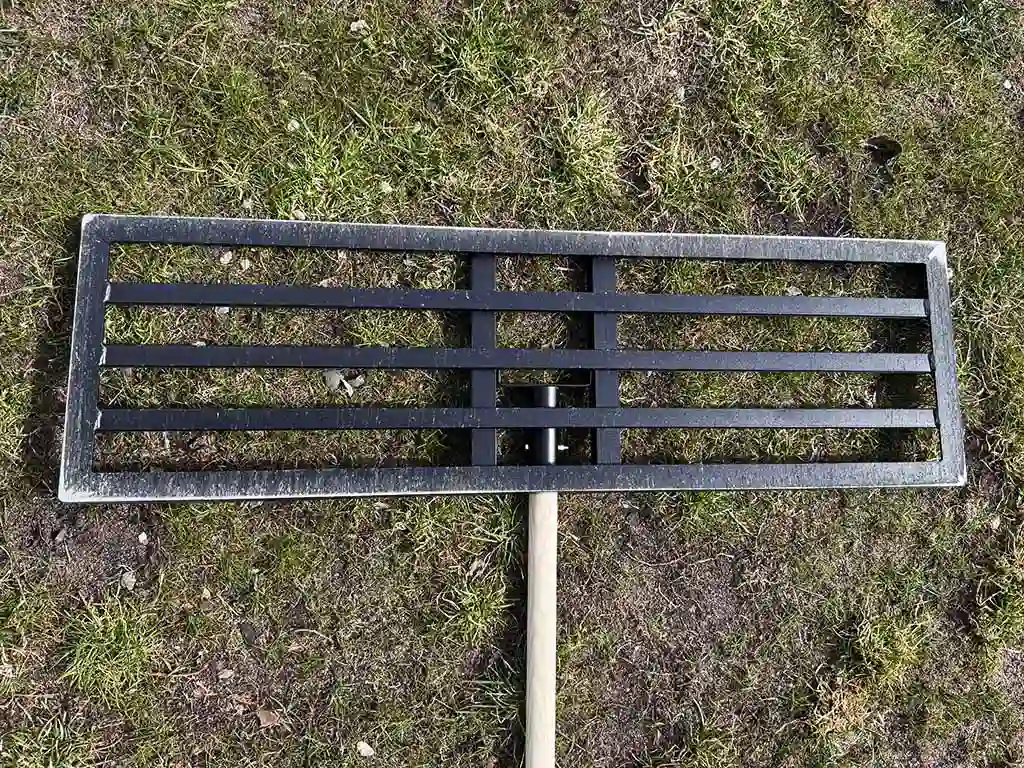 Redan efter en tids användning slits pulverlacken snabbt bort på undersidan av Jem & Fix-rakan, vilket blottar det rostkänsliga stålet.