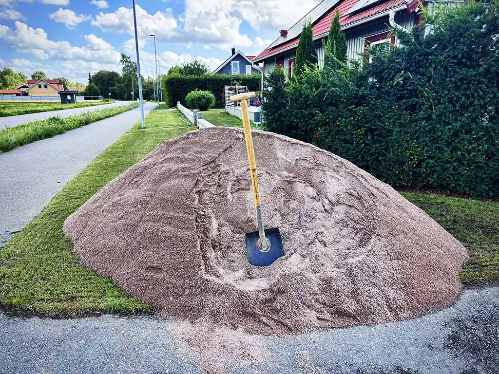 Dressand för toppdressning av gräsmattan.