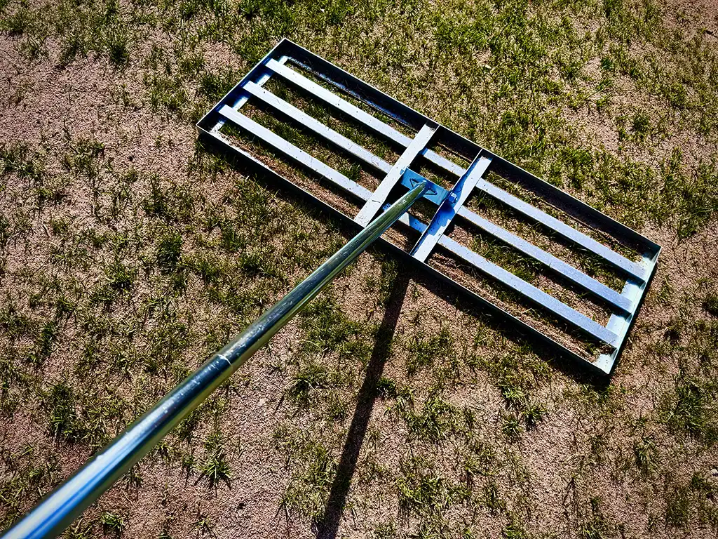 Dressraka XL för att fördela ut toppdressen över gräsmattan.