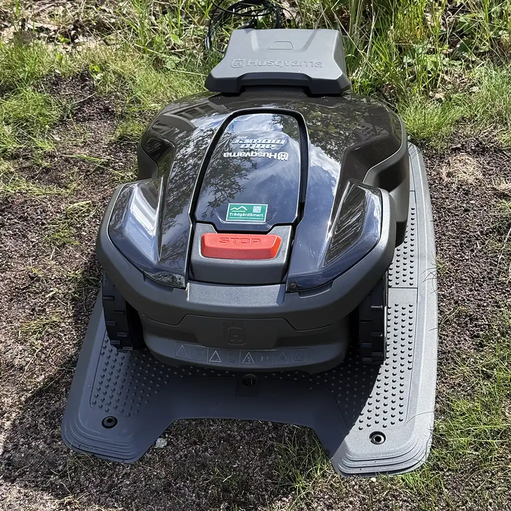 Husqvarna Automower vid sin laddstation.