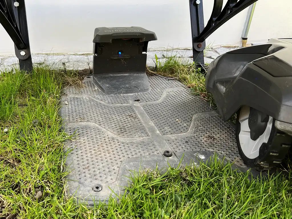 Blinkar blått på en Husqvarna Automower laddstion då säger robotgräsklipparen ingen slingsignal