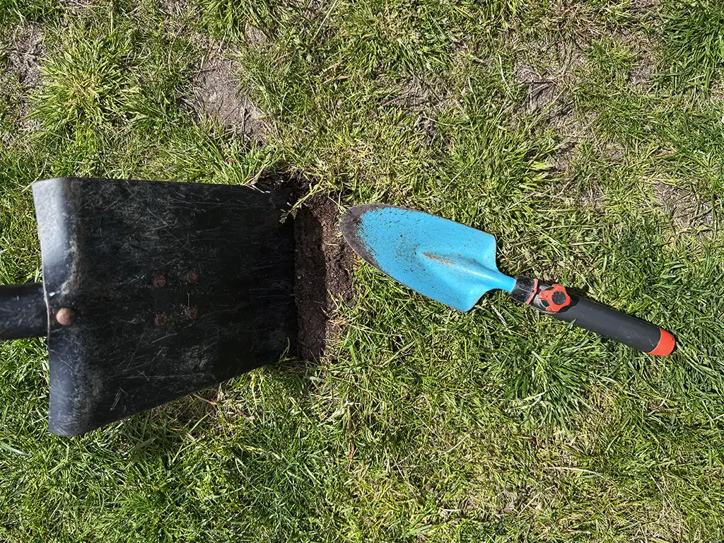 Gräva upp jord för jordprov.