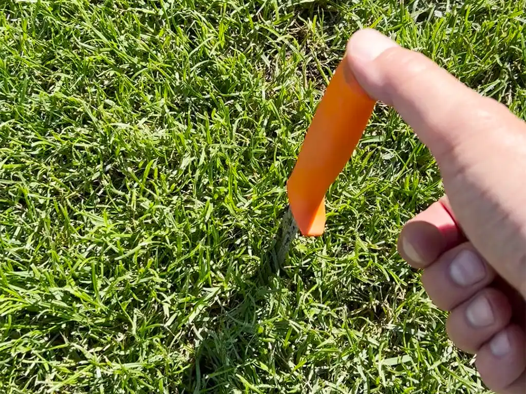Test med morakniv för att kontrollera om gräsmattan behöver luftas.